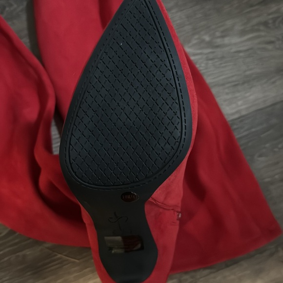 Red boots - Picture 2 of 3